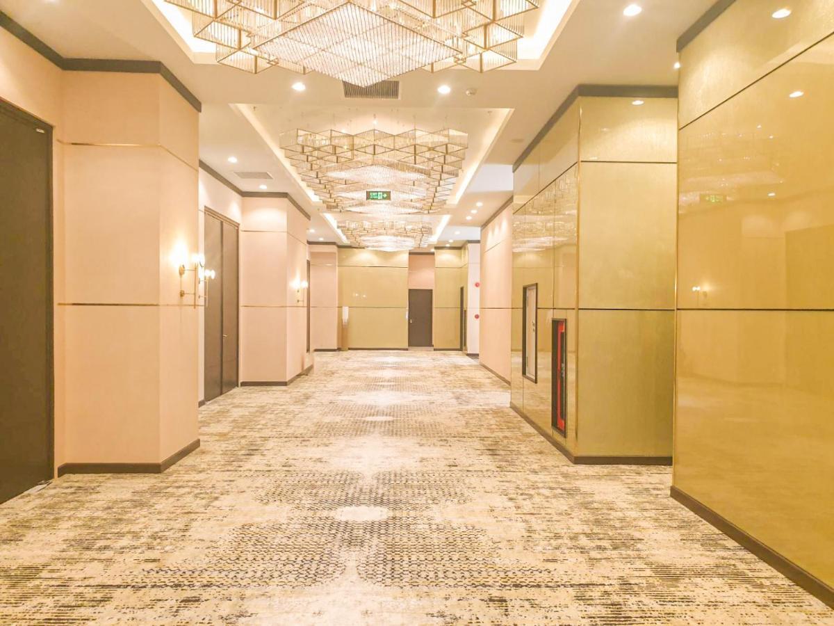 โรงแรมไดมอนด์ สตาร์ เบน เจ Ben Tre ภายนอก รูปภาพ A corridor in a hotel