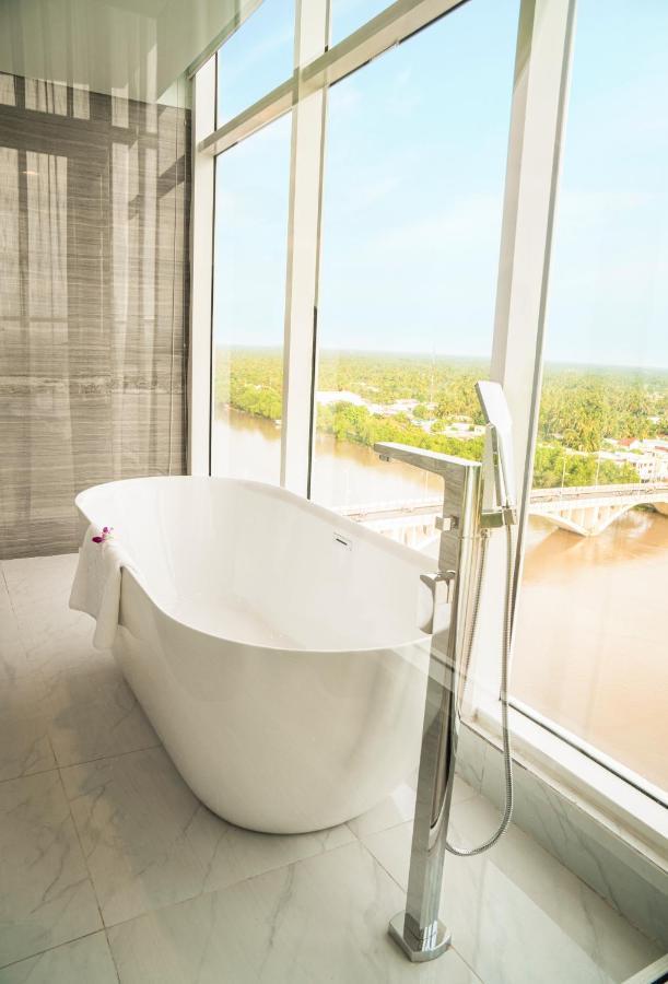 โรงแรมไดมอนด์ สตาร์ เบน เจ Ben Tre ภายนอก รูปภาพ A freestanding bathtub