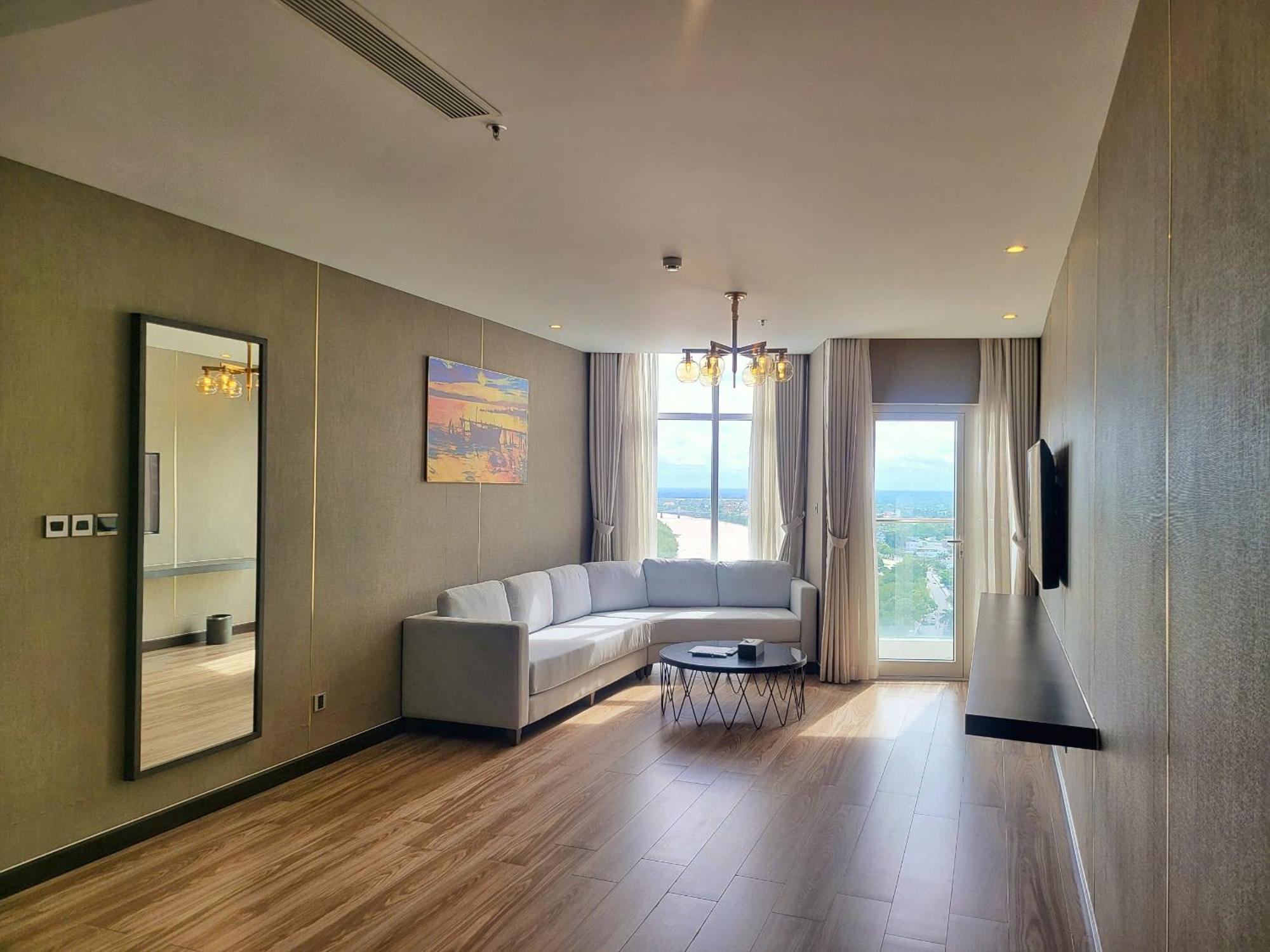โรงแรมไดมอนด์ สตาร์ เบน เจ Ben Tre ภายนอก รูปภาพ Living room of a suite at the hotel