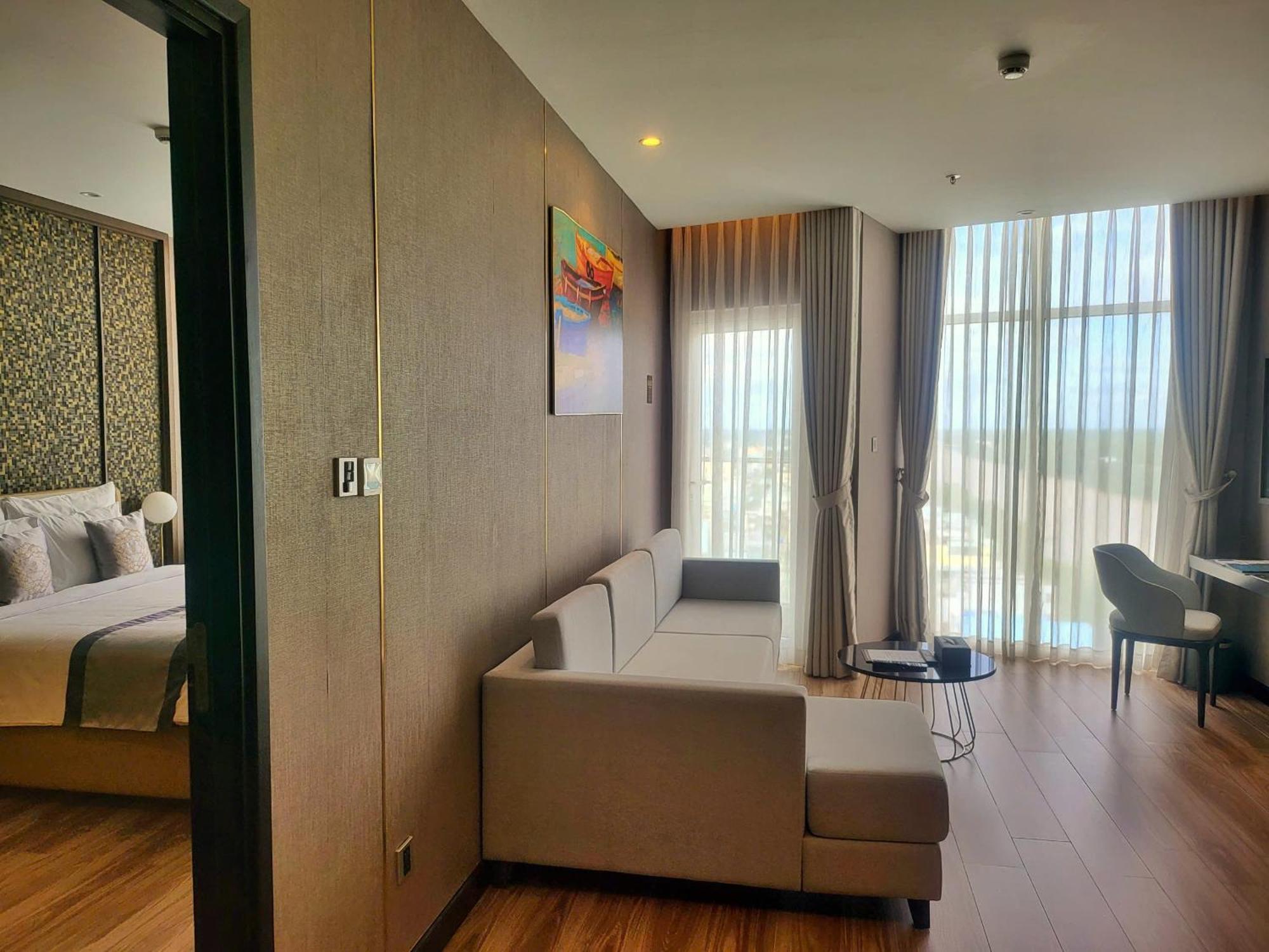 โรงแรมไดมอนด์ สตาร์ เบน เจ Ben Tre ภายนอก รูปภาพ A suite at the hotel