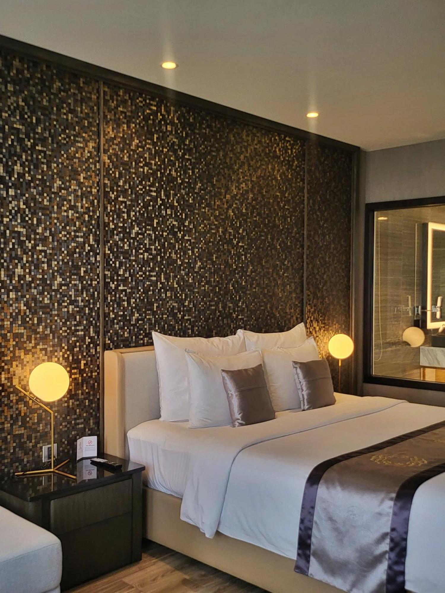 โรงแรมไดมอนด์ สตาร์ เบน เจ Ben Tre ภายนอก รูปภาพ A bedroom at the hotel