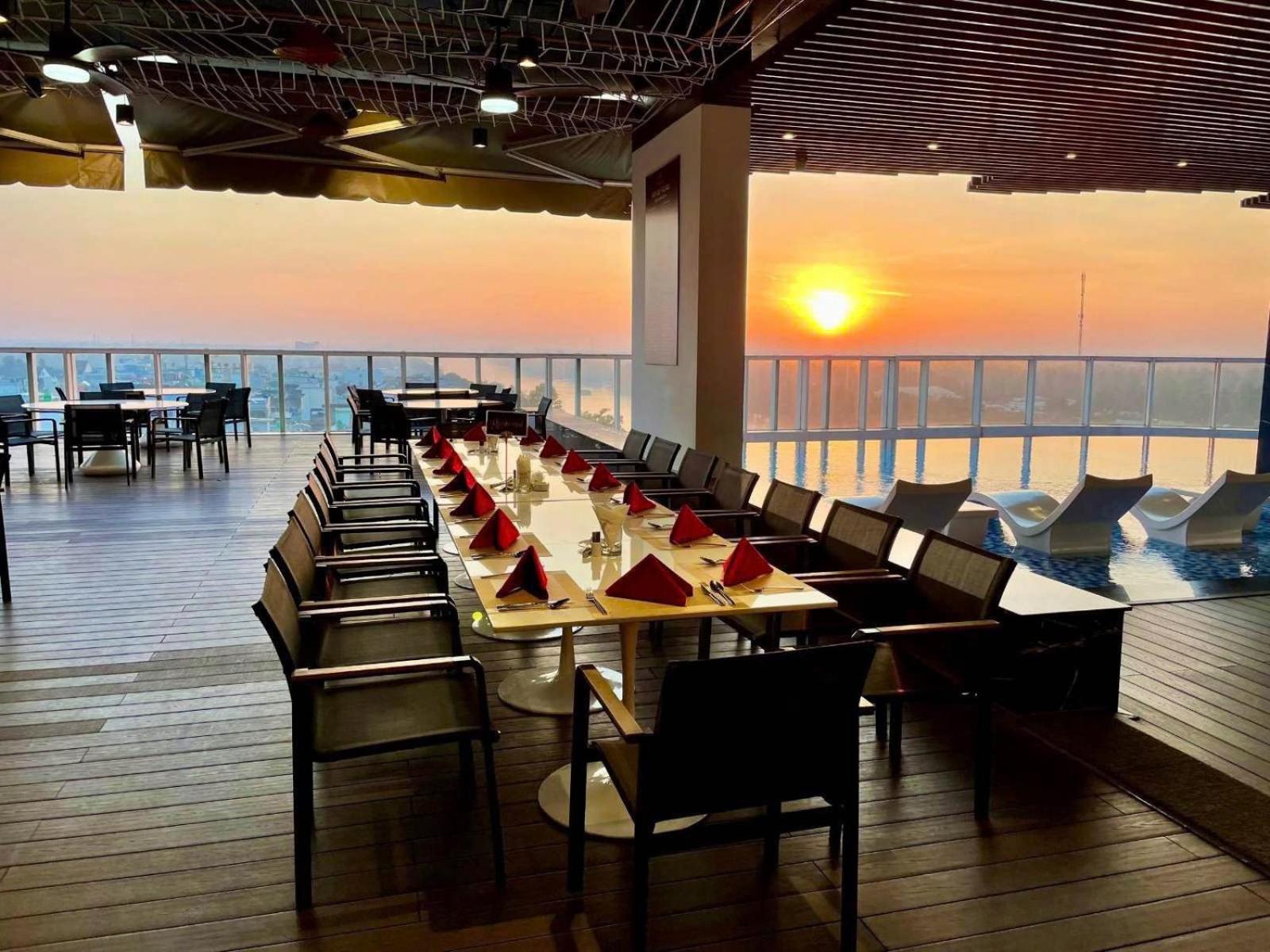 โรงแรมไดมอนด์ สตาร์ เบน เจ Ben Tre ภายนอก รูปภาพ Sunset at the Sky Bar